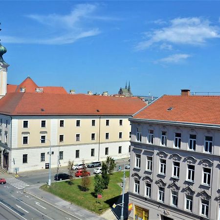 New Apartment With Garage Parking Бърно Екстериор снимка